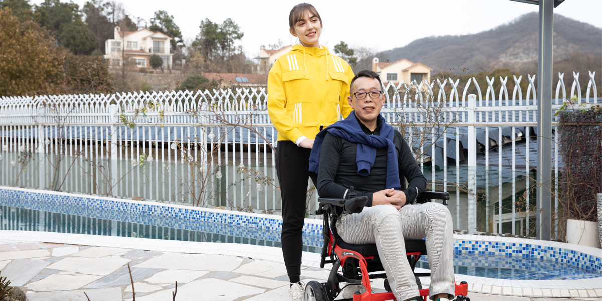 Yaşlı elektrikli tekerlekli sandalye